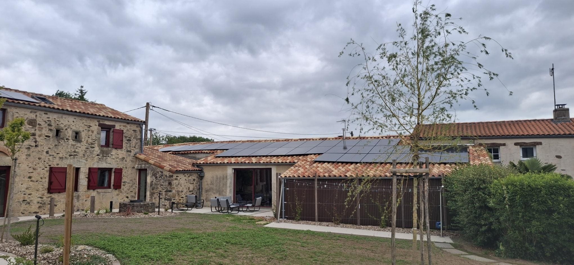 Panneaux photovoltaïques sur maison en Pierre
